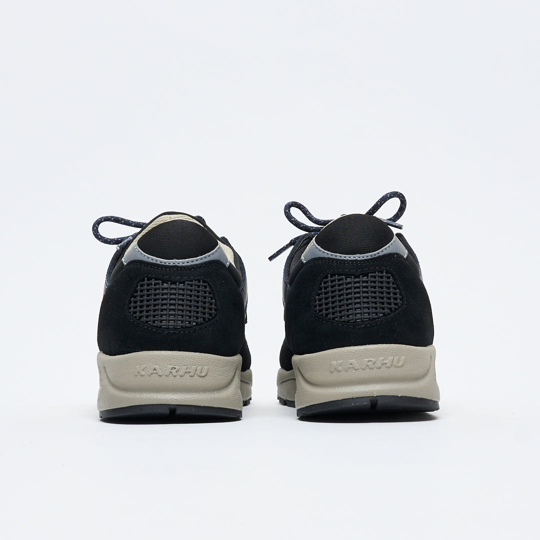 Karhu - Aria 95 (Caviar/Vintage Khaki)