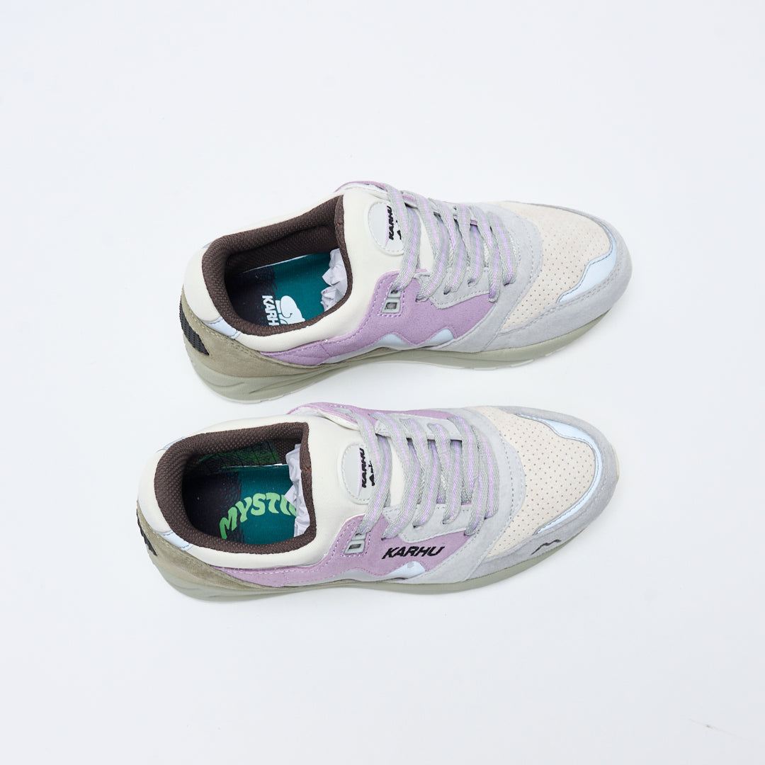 Karhu - Aria 95 "Mystic Forest" (Dawn Blue / Orchid Petal)