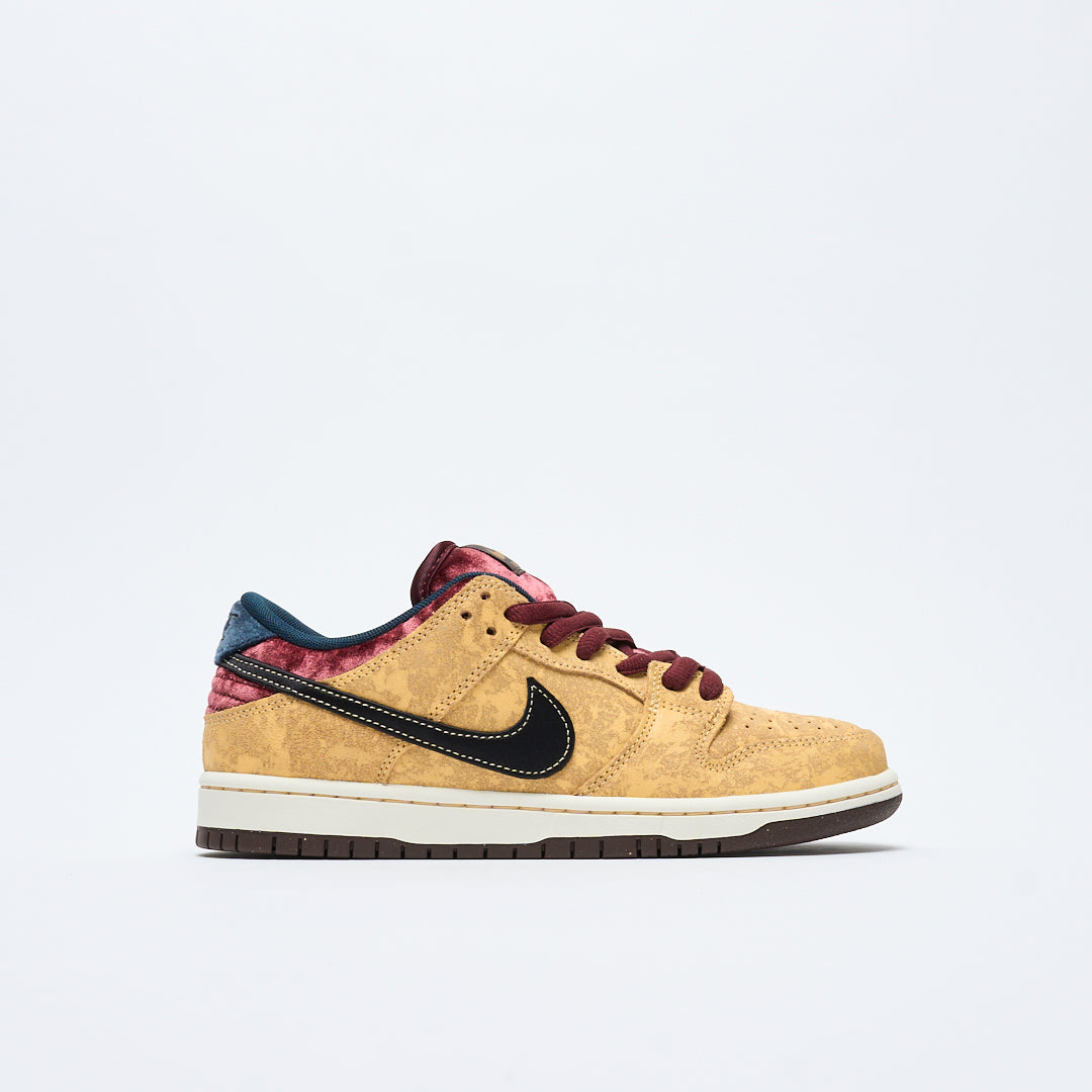 Nike SB - Dunk Low Pro "City of Cinema" (Celestial gold/Black-Dark Team Red)