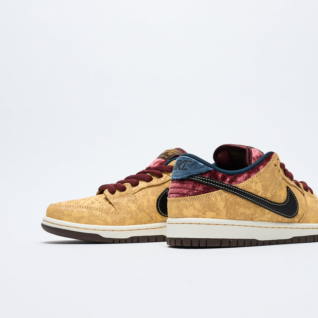 Nike SB - Dunk Low Pro "City of Cinema" (Celestial gold/Black-Dark Team Red)