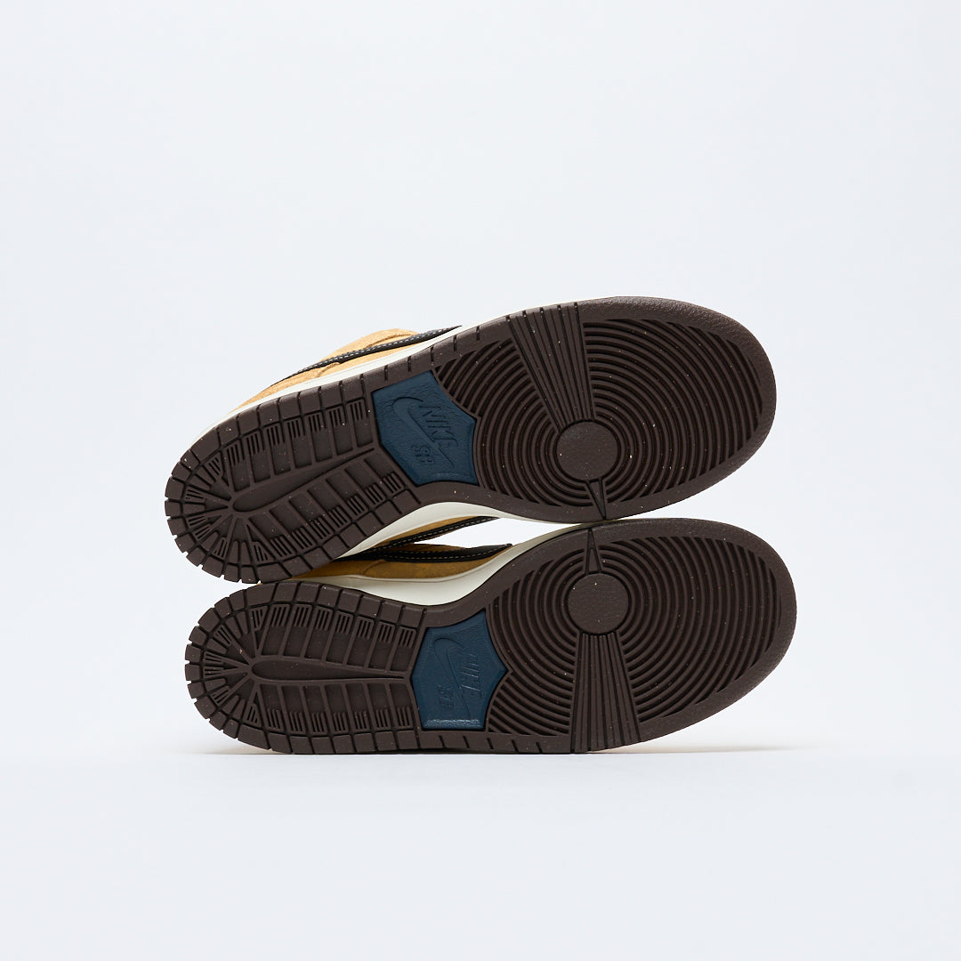 Nike SB - Dunk Low Pro "City of Cinema" (Celestial gold/Black-Dark Team Red)