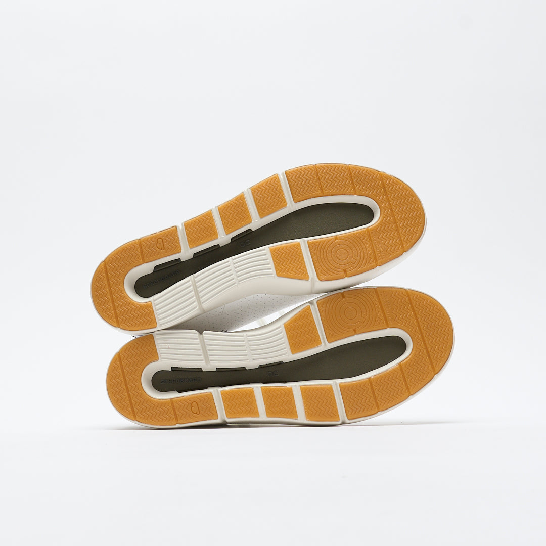 On - The Roger Centre Court Men (White/Olive)