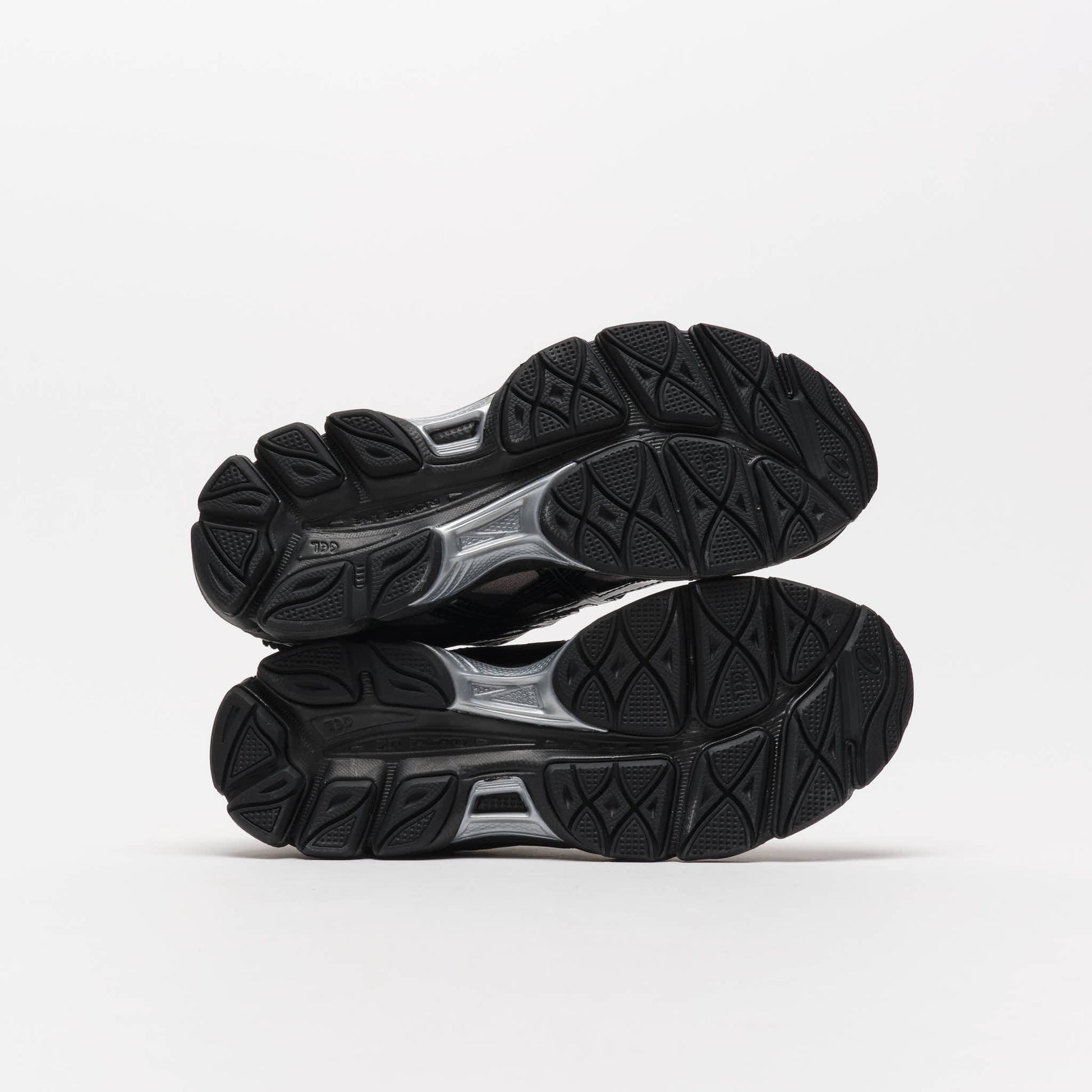Griff x Asics Sportstyle - Gel-Cumulus 16 (Black/Black)