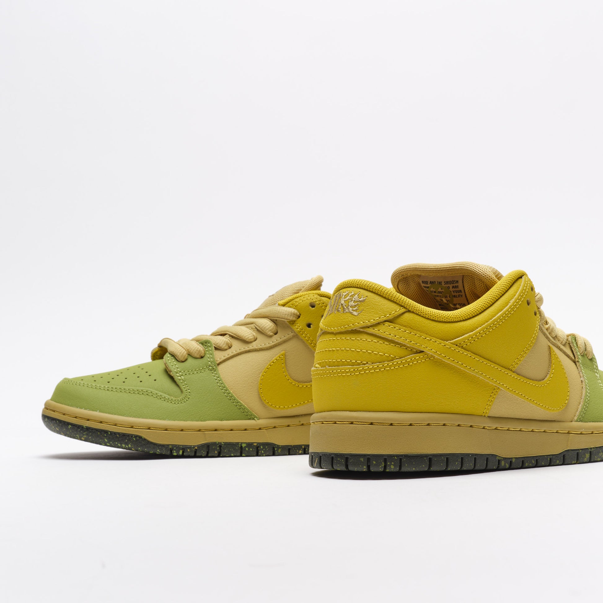NIKE SB Dunk Low "Hatch Chile" (Saffron Quartz)