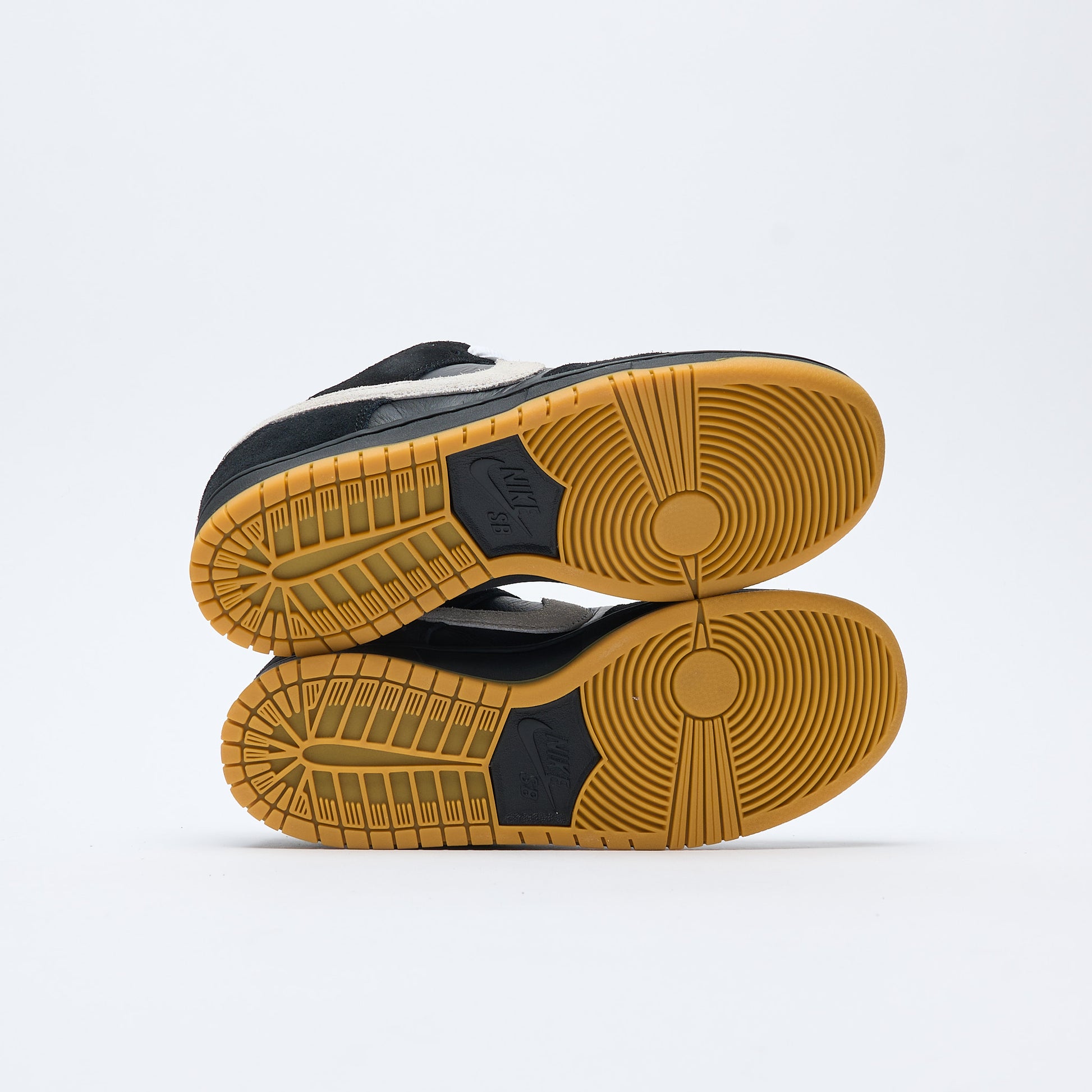 Nike SB - Zoom Dunk Low Pro (Black/White/Gum)