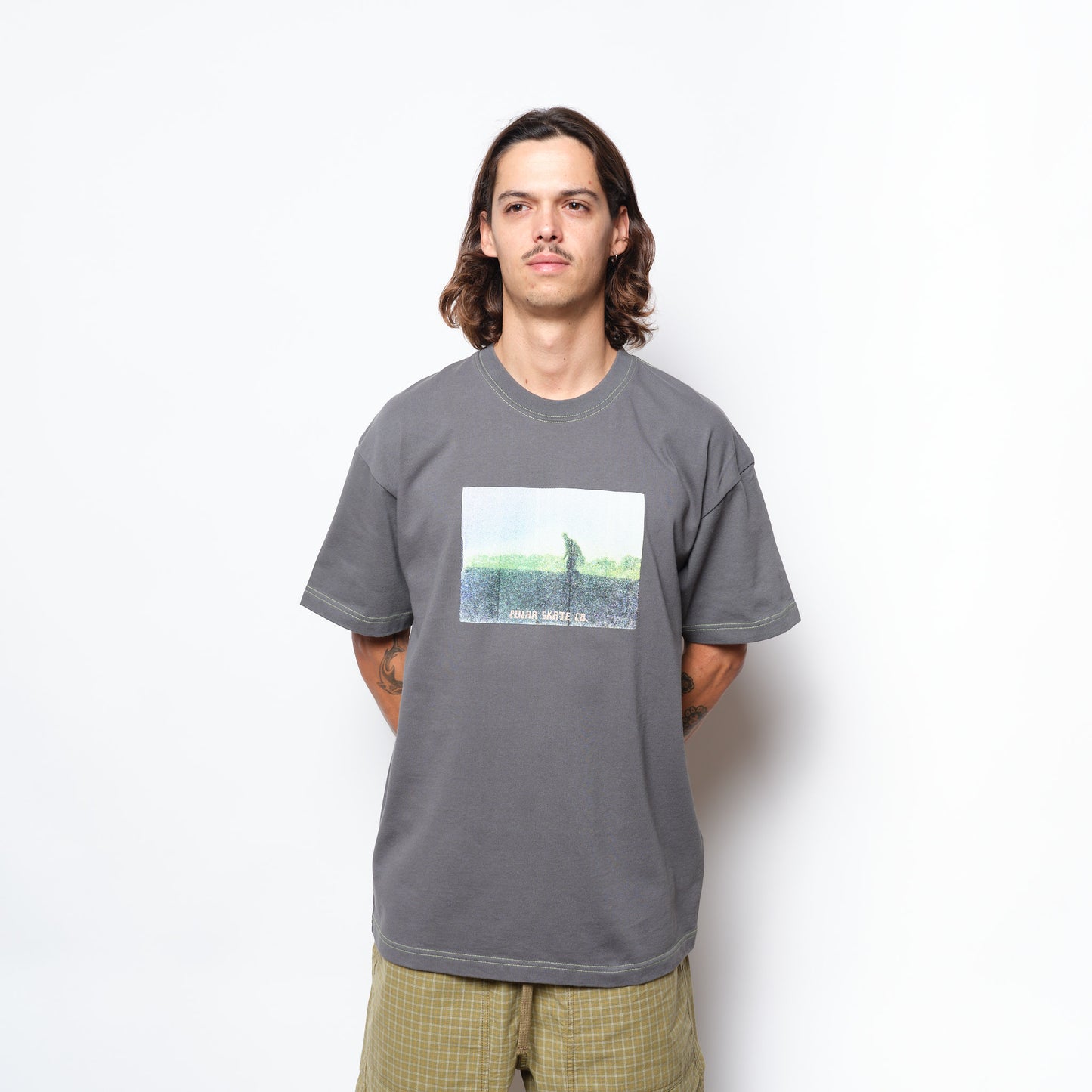 Polar Skate Co - Contrast Tee Beach Walk (Graphite/Green)