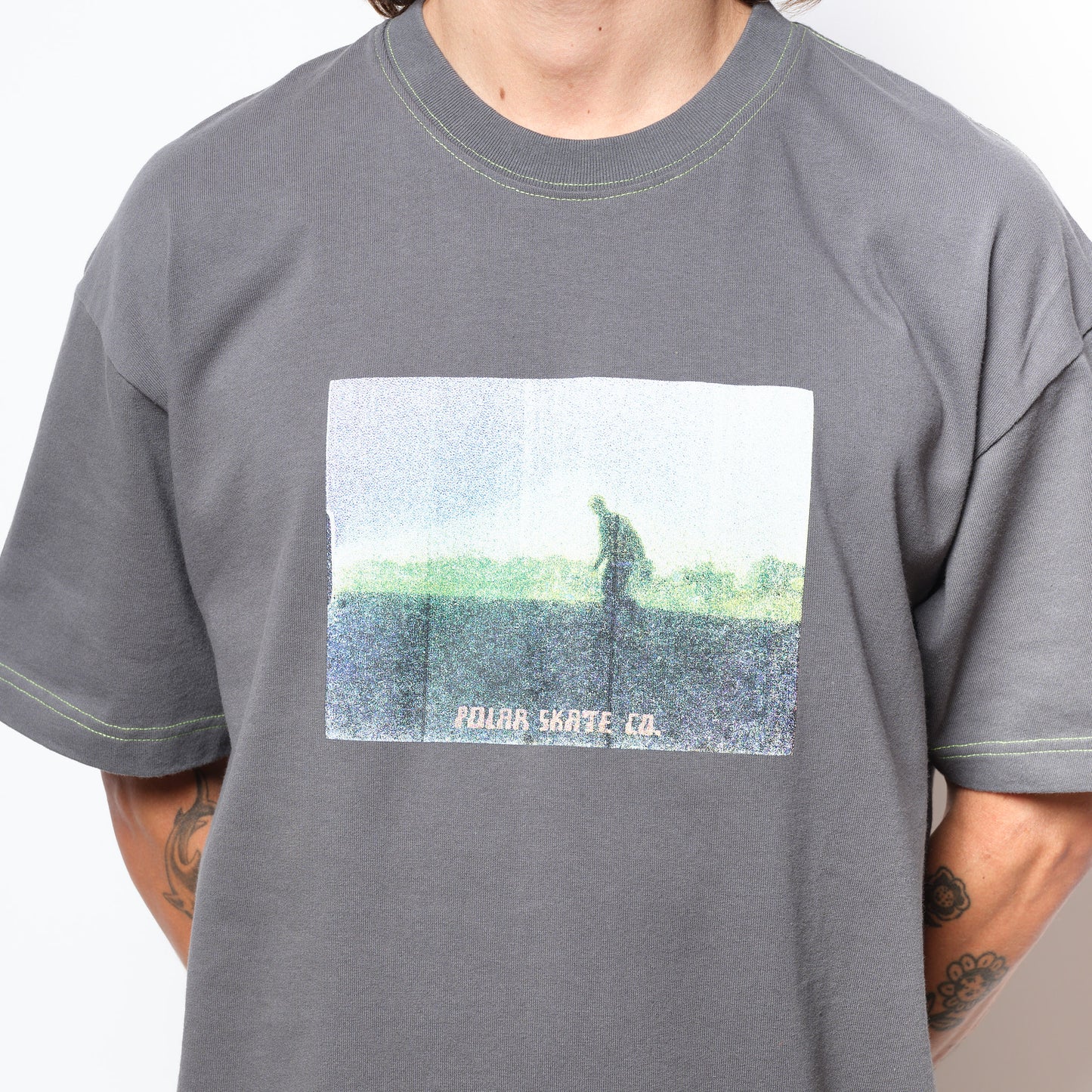 Polar Skate Co - Contrast Tee Beach Walk (Graphite/Green)
