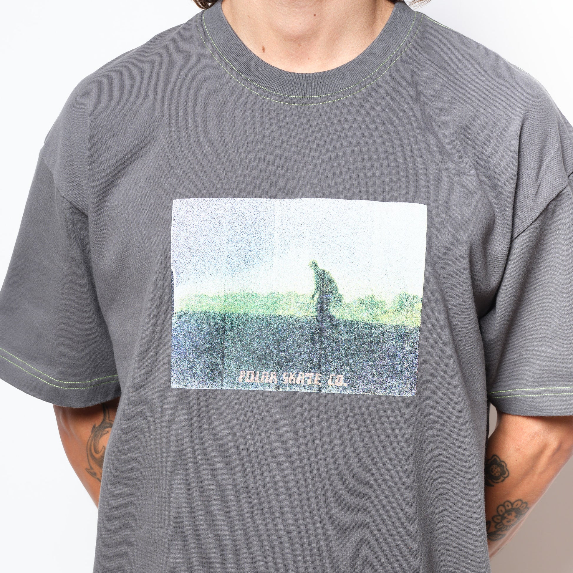 Polar Skate Co - Contrast Tee Beach Walk (Graphite/Green)
