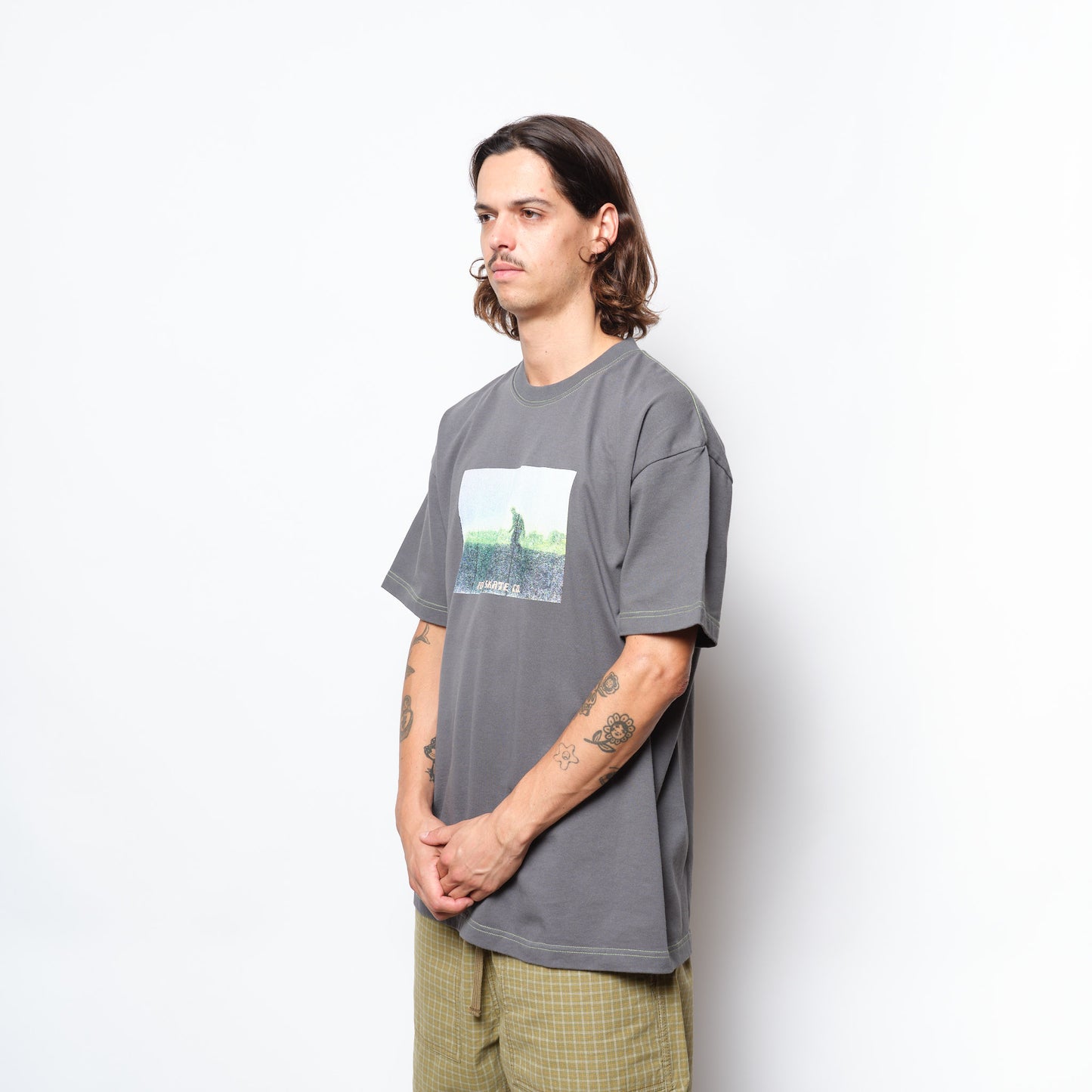 Polar Skate Co - Contrast Tee Beach Walk (Graphite/Green)