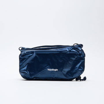 Topologie - Wares Bags Bottle Sacoche Medium (Marine Blue Metallic)