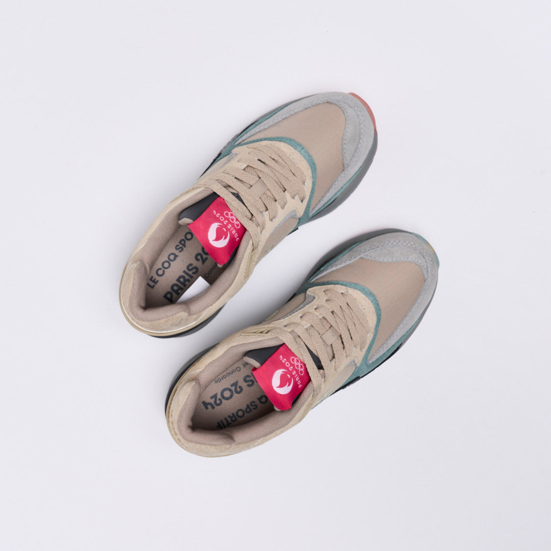 Le Coq Sportif - LCS R1100 P24 CONCORDE MIDI (Oxford Tan/Mineral Blue)